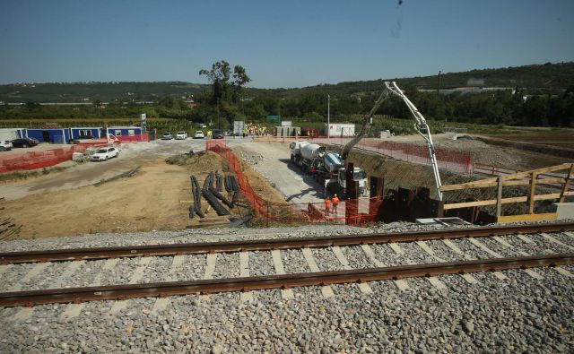 Manjša dela Kitajcev ne pritegnejo, zanimajo jih ključni deli projekta. FOTO: Jure Eržen/Delo