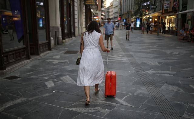 Anonimnost je bila resda pridobljena s krvavimi žulji, a se mi je kot »prišleku, tujki« stožilo po domačnosti matičnega okolja. FOTO: Blaž Samec/Delo