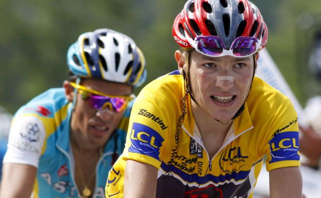 Jani Brajkovič (v rumenem) in Alberto Contador med enim od dvobojev v francoskih Alpah leta 2010. Slovenski kolesar Jani Brajkovič je v pretresljivem zapisu na blogu razkril, da se je dolga leta boril z bulimijo. FOTO: Reuters