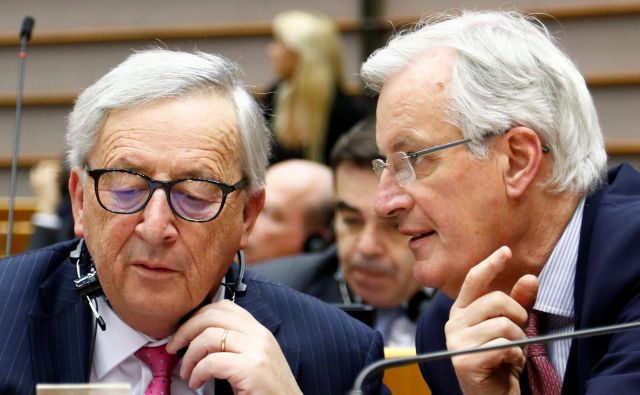 Odhajajoči predsednik evropske komisije Jean-Claude Juncker in njegov glavni pogajalec za brexit Michel Barnier. Foto Reuters