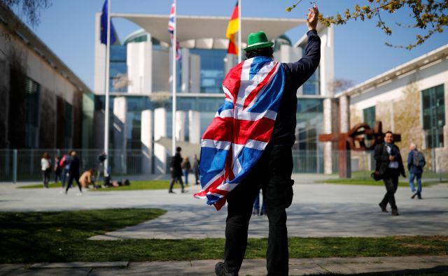 Osamljeni protestnik pred poslopjem kanclerske palače v Berlinu zbuja vtis, da Nemci niso zelo zaskrbljeni zaradi negativnih posledic, ki jih bo brexit prinesel njihovemu gospodarstvu. Foto Reuters