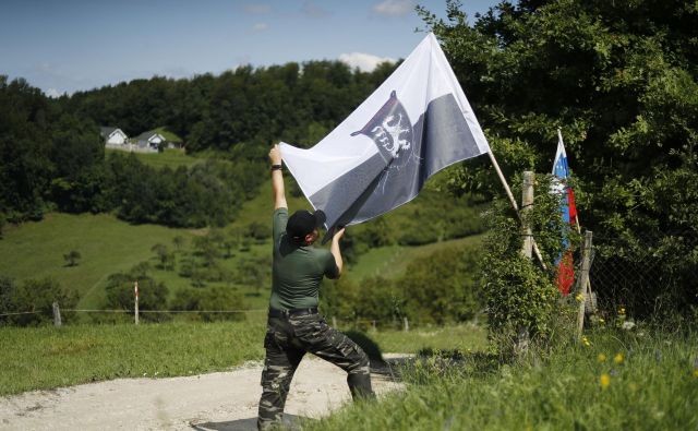 Če tega ne bi storil, še danes ne bi vedeli, da se pripadniki varde vsak mesec urijo z dovoljenjem policije. FOTO: Leon Vidic/Delo