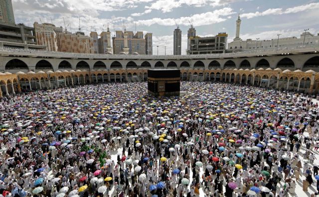 Muslimanski romarji v Meki. FOTO: Abdel Ghani Bashir/AFP