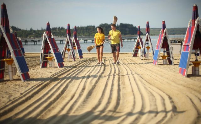 Urejanje plaže v Portorožu. FOTO: Jure Eržen