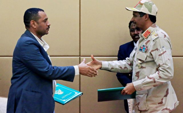 Dogovor o prehodnem vodenju države sta podpisala voditelj protestniškega gibanja Ahmad al Rabiah in zloglasni general Mohamed Hamdan Dagalo, ki bi lahko postal novi sudanski diktator. FOTO: Reuters
