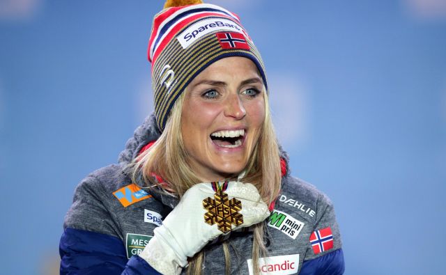 Therese Johaug se je takole veselila ene od treh zlatih kolajn, ki si jih je februarja letos pritekla na nordijskem SP v Seefeldu. FOTO: Reuters