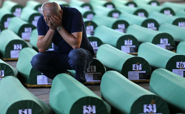 Krste s posmrtnimi ostanki žrtev pokola v Srebrenici. Foto: Tomi Lombar