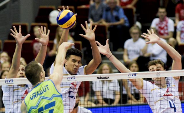 Francoski blok je bil previsok tudi za kapetana Tineta Urnauta. FOTO: Piotr Sumara/FIVB