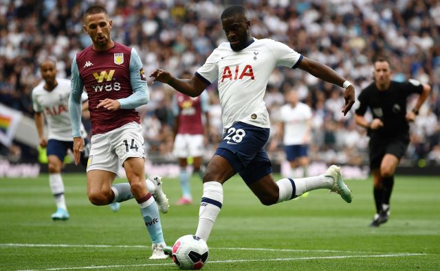 Tanguy Ndombele je v prvi tekmi za Tottenham dosegel gol za izenačenje in odprl pot k zmagi nad Aston Villo.<br />
FOTO: AFP