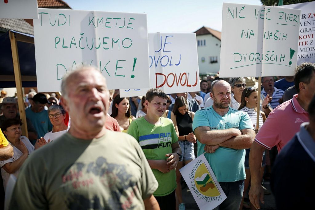 FOTO:Kmetje v Velikih Laščah zahtevali odstop okoljskega ministra