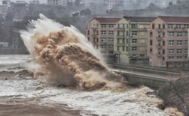 Tajfun je sicer od petka nekoliko oslabel, zato so kitajske oblasti stopnjo vremenske ogroženosti z najvišje znižale za eno stopnjo. FOTO: AFP