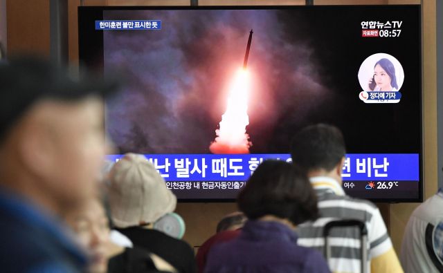 Ob prejšnjih izstrelitvah raket je Pjongjang opozarjal Seul, naj preneha uvažati visokotehnološko orožje ter se odpove skupnim vojaškim vajam z ZDA. FOTO: Jung Yeon-je/AFP