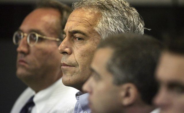 Ameriški finančnik Jeffrey Epstein na floridskem procesu. FOTO:Stringer Reuters