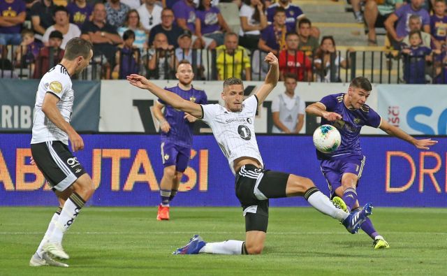 Le Rok Kronaveter (desno) v najboljši izvedbi lahko pomaga izpeljati čudež na Norveškem. FOTO: Tadej Regent/Delo