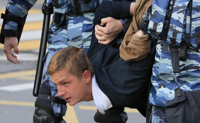 Na sobotnih dovoljenih demonstracijah so v Moskvi aretirali »samo« 256 ljudi. FOTO: Reuters