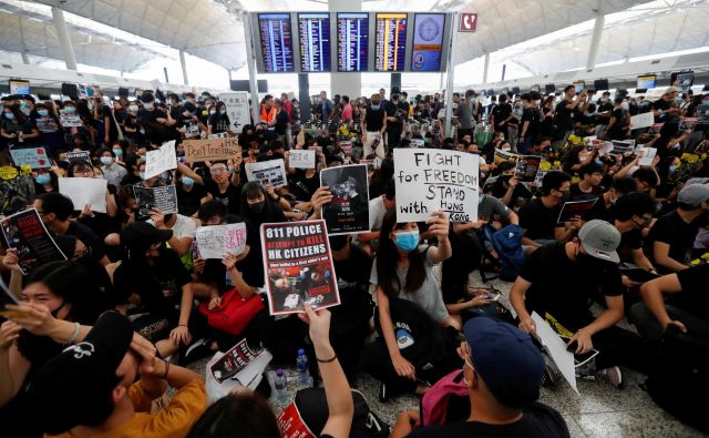 Demonstranti so zasedli odhodni terminal mednarodnega letališča v Hongkongu. Foto Reuters