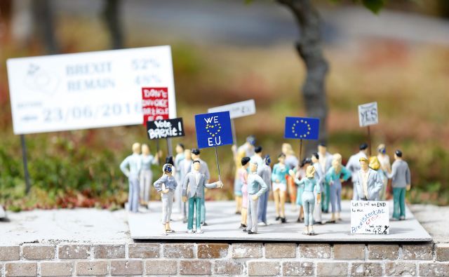 »Za« in »proti« brexitu sta našla svoj odmev tudi v ironičnih miniaturah. Posledice pa bodo resnične - in žal ne majhne. FOTO: Reuters