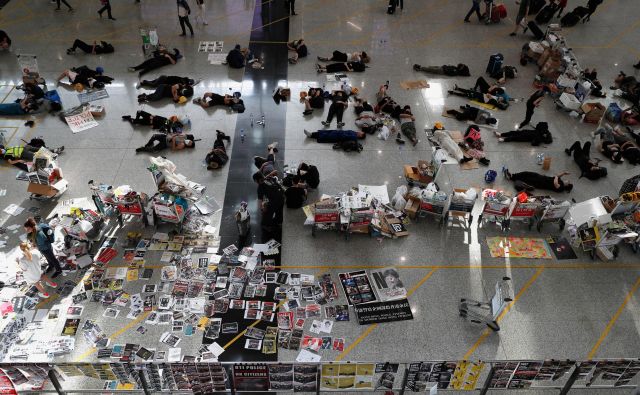 Nekateri protestniki vztrajajo na hongkonškem letališču. FOTO: Issei Kato/Reuters