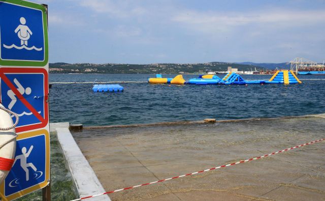 Sprva je kazalo, da je do izpusta fekalnih voda prišlo v okviru čiščenja zamašenega kanalizacijskega jaška v neposredni bližini hudournika. FOTO: Tomi Lombar/Delo