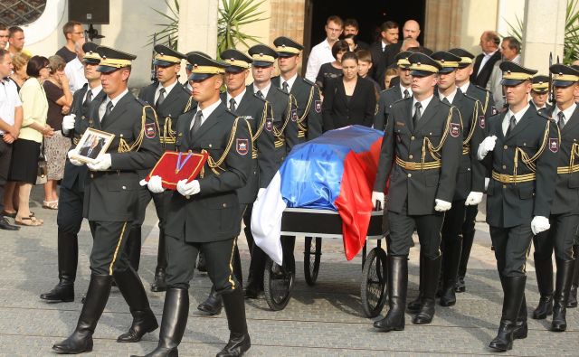 Pogreb Ivana Omana v Škofji Loki je potekal z vojaškimi častmi. FOTO: Jože Suhadolnik/Delo