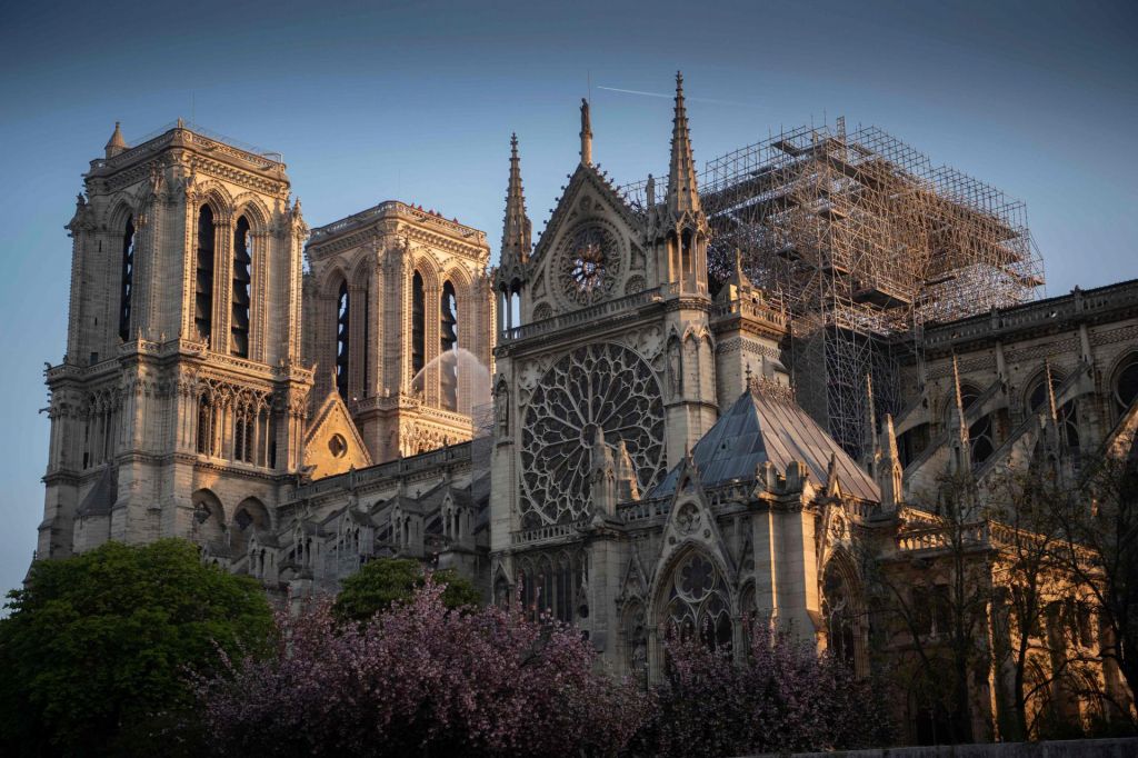 FOTO:Zaradi čiščenja ostankov svinca zaprli ulice okoli katedrale Notre Dame