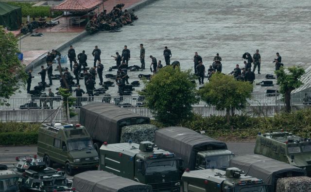 Kitajska krepi prisotnost oborožene policije v mestu Shenzhen blizu Hongkonga. FOTO: AFP