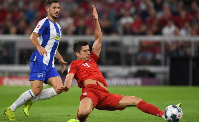 Robert Lewandowski je po 24 minutah dosegel prvi gol v novi sezoni nemške bundeslige. FOTO: AFP