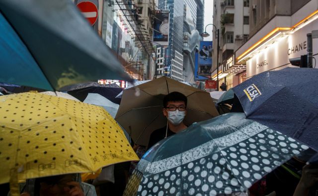 Več kot poldrugi milijon protestnikov (po ocenah organizatorjev) se je danes kljub prepovedi policije iz parka Victoria podalo na ulice Hongkonga.Foto: Reuters