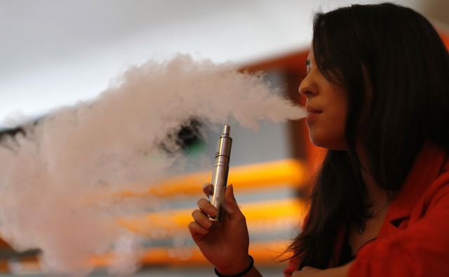 E-cigareti so zlasti med mladimi v ZDA postale izjemno priljubljene. FOTO: Mario Anzuoni/Reuters