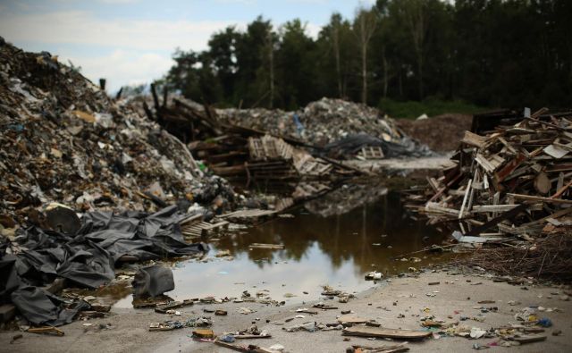 Končno je stekla sanacija. FOTO: Jure Eržen/Delo