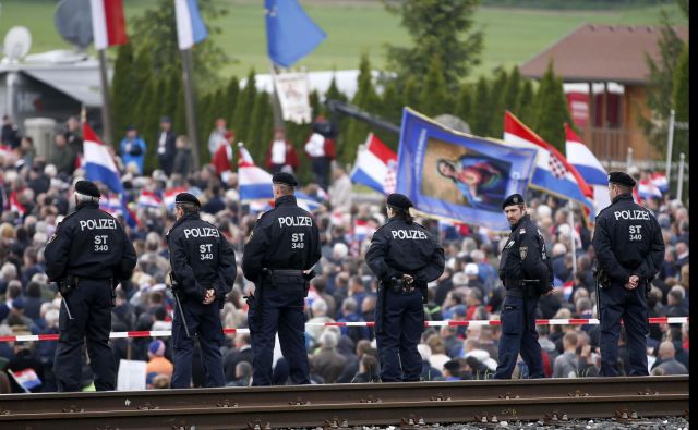 Na letošnjem zborovanju Hrvatov v spomin na žrtve povojnih pobojev na Libuškem polju so bili prepovedani fašistični pozdravi in nošenje ustaških simbolov. FOTO: Matej Družnik