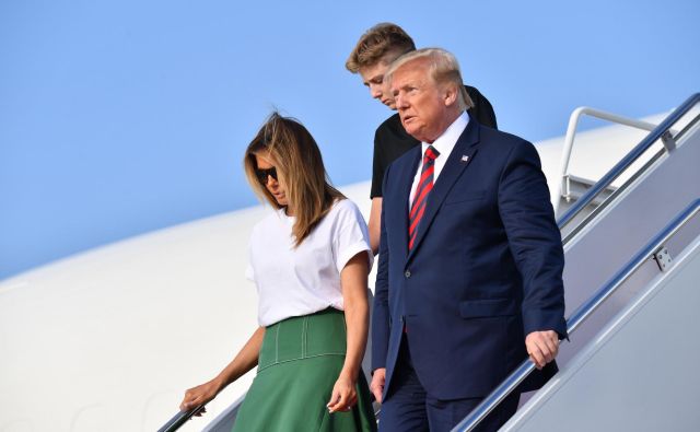 Donald Trump, ki bi želel kupiti Grenlandijo, in Melania Trump s sinom Barronom. FOTO: Nicholas Kamm Afp