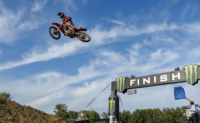 Tim Gajser je tretjič postal svetovni prvak. Haloški as je bil leta 2015 svetovni prvak v razredu MX2, leto pozneje pa še v elitnem razredu MXGP, uspeh je ponovil še včeraj. FOTO: Matej Družnik/Delo