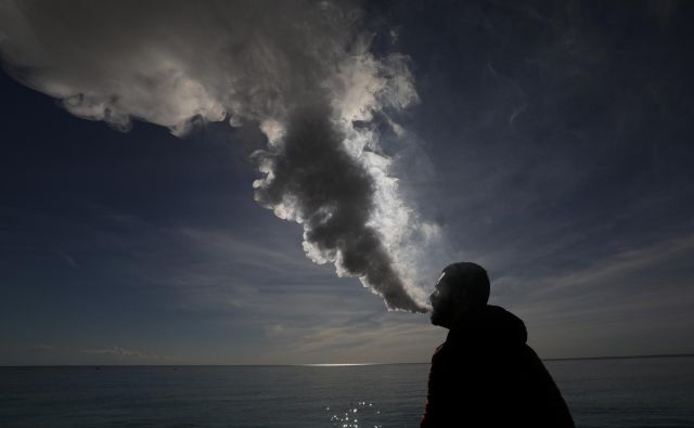 Elektronske cigarete so med mladimi vedno bolj priljubljene. FOTO: Reuters