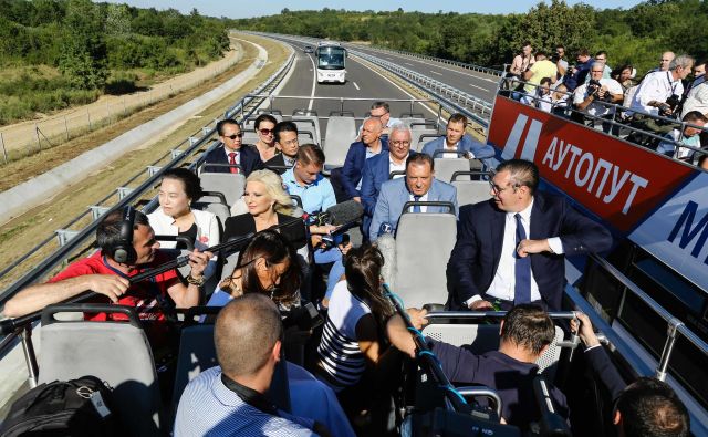 Srbski predsednik Aleksander Vučić med odprtjem avtocestnega odseka med Obrenovcem in Ljigom. Foto srbsko ministrstvo za infrastukturo