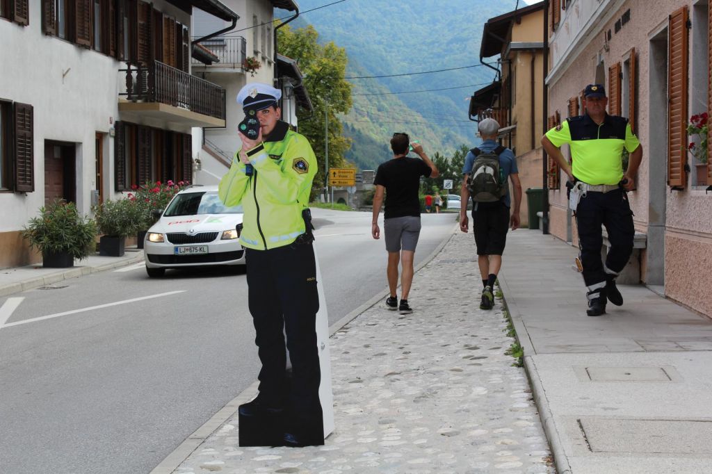 Promet umirjajo plastični policisti