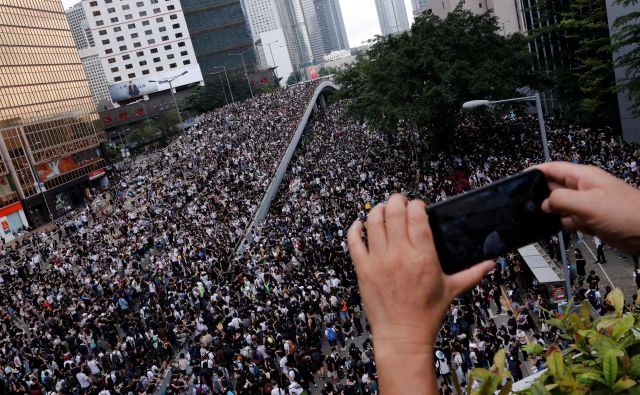 Proteste v Hongkongu je partijska propaganda na družbenih omrežjih prikazala v drugačni luči. Foto: Reuters