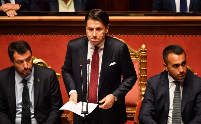 Italijanski premier Giuseppe Conte je med govorom v senatu ostro napadel voditelja Lige Mattea Salvinija in mu pripisal krivdo za vladno krizo. Foto Afp