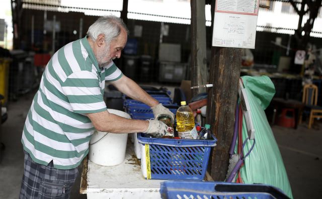 Odpadno olje pogosto prinesejo iz več gospodinjstev skupaj. FOTO Blaž Samec/Delo