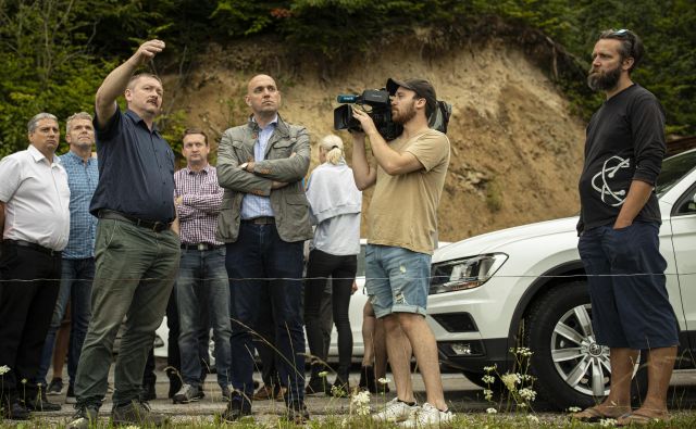 Obisk ministra z okolje Simona Zajca v Gorenjih Novakih, kjer imajo lokalni kmetje težave z zvermi.  FOTO: Voranc Vogel/Delo