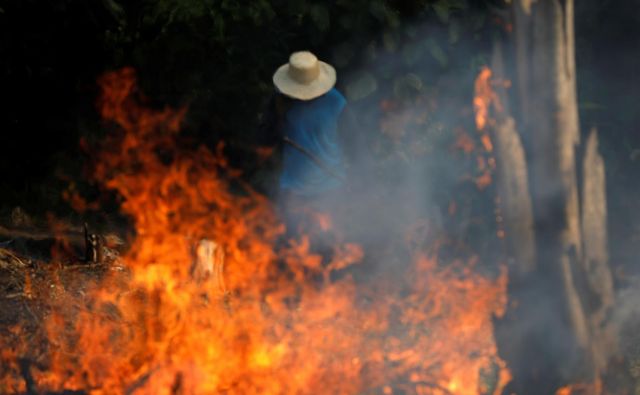 Rekordno število požarov v Braziliji. Krivdo zanje pripisujejo predsedniku države. FOTO: Bruno Kelly/Reuters