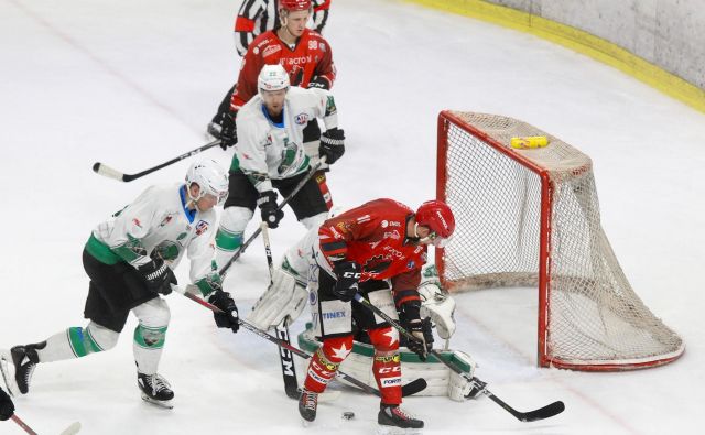 Hokejisti Olimpije in Jesenic so se nazadnje pomerili v finalu DP, prvi derbi nove sezone pa bo na Bledu v soboto. FOTO Voranc Vogel/Delo