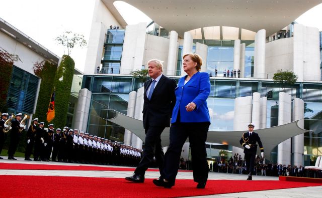 Boris Johnson je za prvi obisk v tujini izbral Berlin. Foto: Reuters