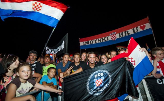 V Kninu se vedno znova poleti spominjajo hrvaške vojne zmage v operaciji Nevihta, a miru očitno tam še vedno ni. FOTO CROPIX