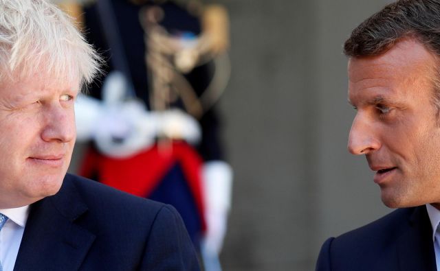 Britanski premier Boris Johnson se danes mudi pri Emmanuelu Macronu. Foto: Afp 
