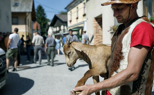 Varuhi narave« so na protestih oblečeni v živalsko krzno in vzklikajo, da Slovenija ne bo zverinjak. FOTO: Blaž Samec