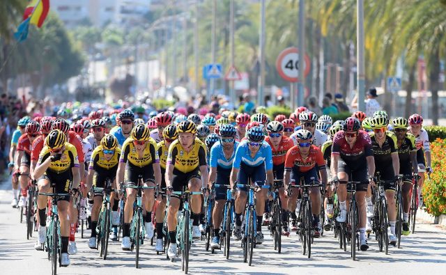 Kolesarji ekipe Jumbo Visma (levo v rumenih dresih) so bili s Primožem Rogličem osmoljenci 1.etape, a so dan kasneje že prikolesarili v ospredje. FOTO: AFP