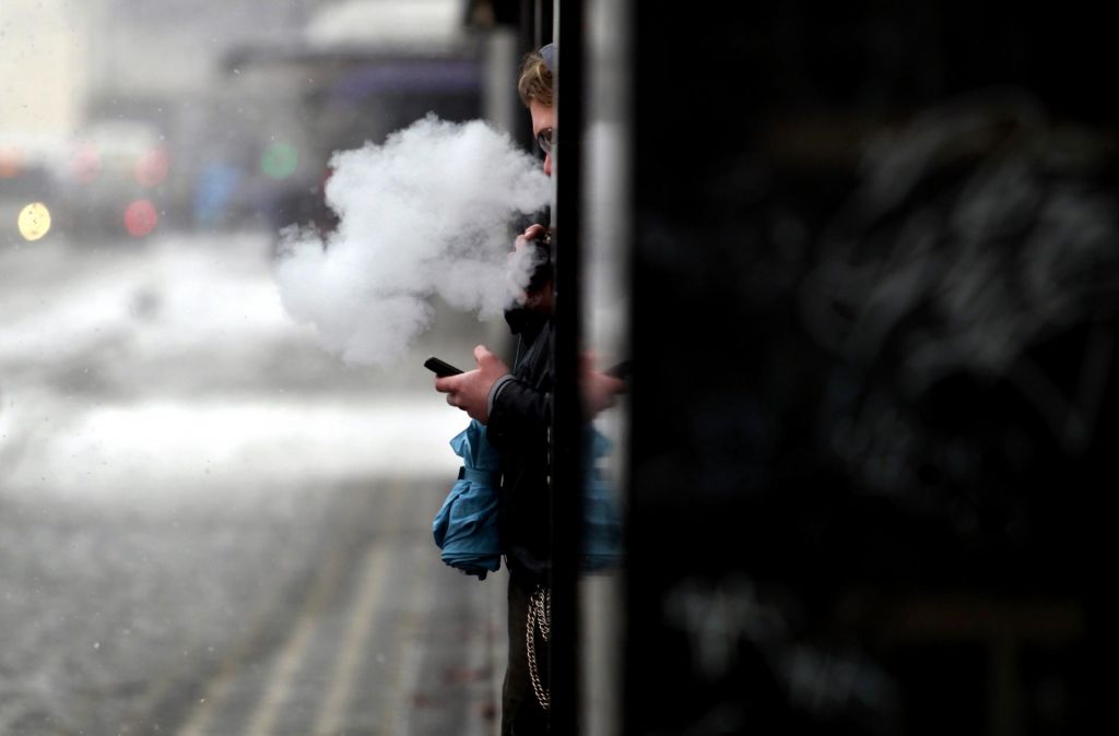 Zabeležili prvo žrtev bolezni, povezanih z elektronskimi cigaretami