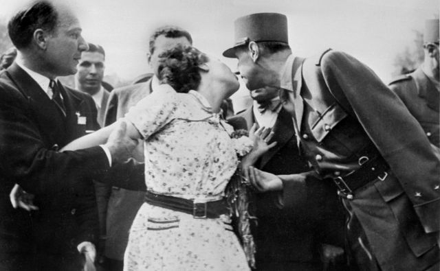 Ženska poljublja generala de Gaulla. FOTO: Afp