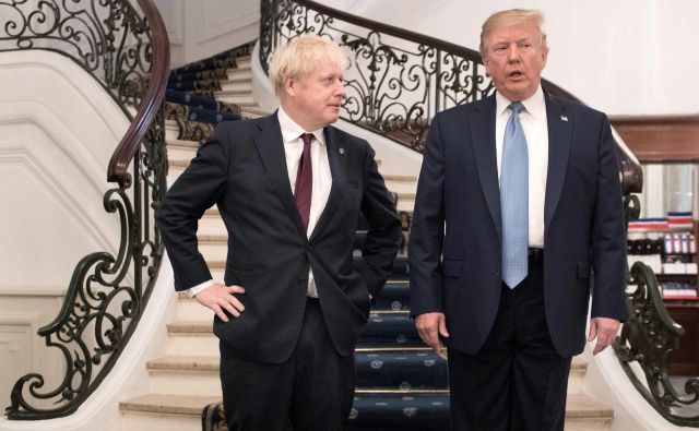 Britanski premier Boris Johnson in ameriški predsednik Donald Trump. FOTO: Pool Reuters